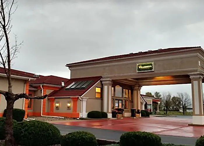Comfort & - Peoria Hotel